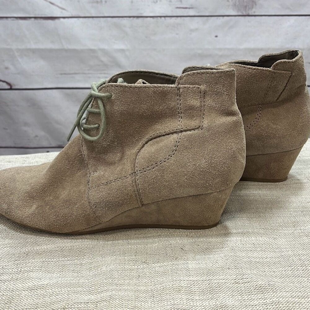 Nine West 8.5 medium tan 1.5 inch heel